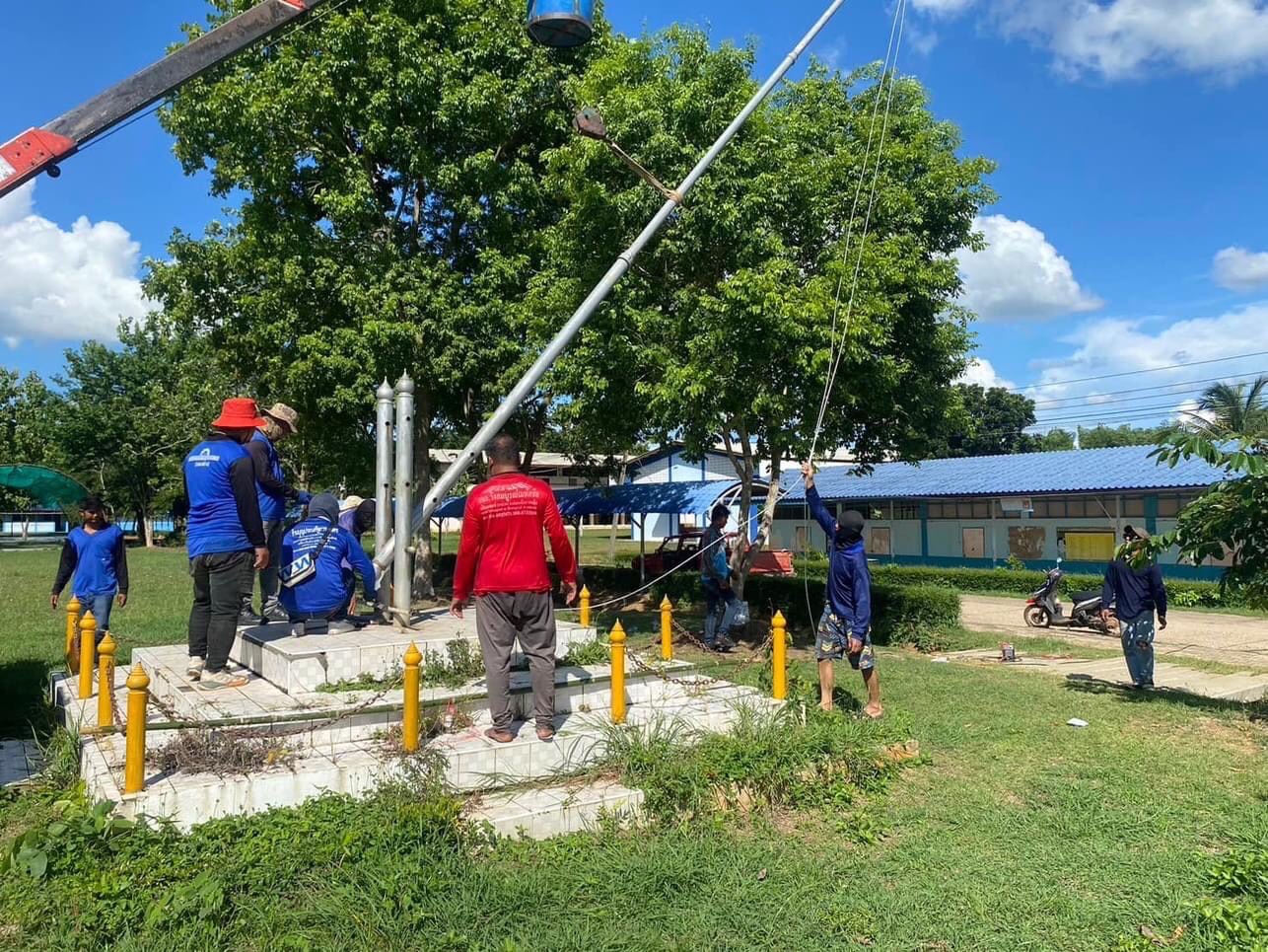 เทศบาลคลองหาดช่วยติดตั้งสลิงเสาธงชาติ